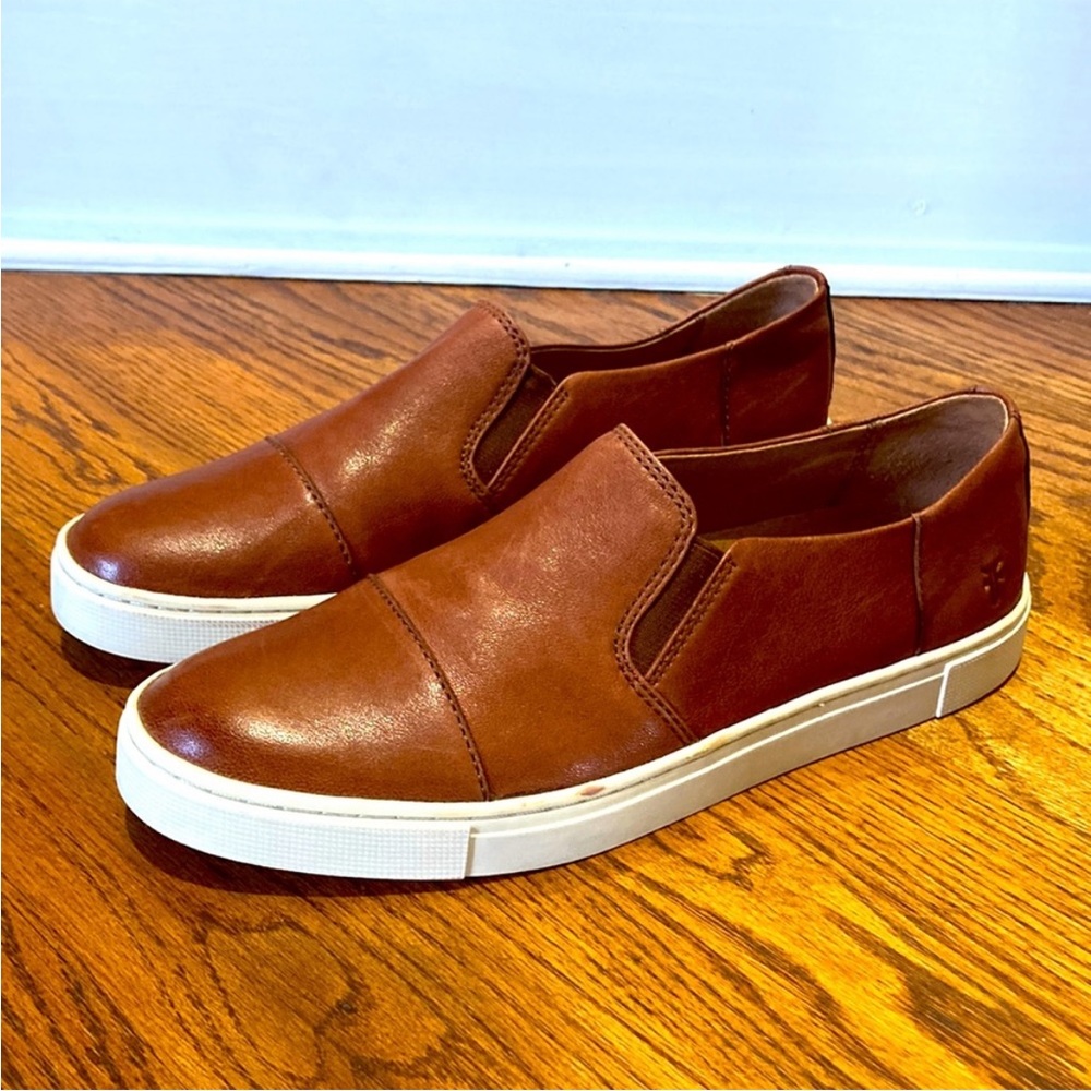 Frye Women’s Slip On Leather Shoes in Nice Condition Sz 7.5M